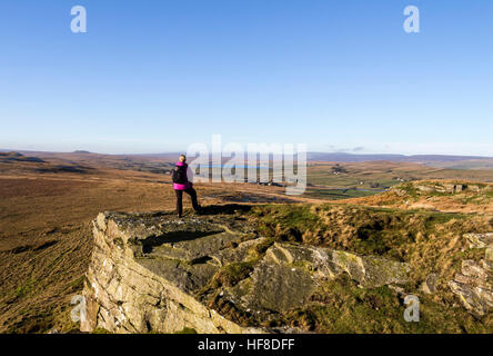 Goldsborough Crag, Baldersdale, Teesdale, County Durham UK.  Mittwoch, 28. Dezember 2016, UK Wetter.  Walker, weit reichende Ansichten und wolkenlosen blauen Himmel über dem Norden Pennine Moors von Nordengland heute Nachmittag zu genießen.  © David Forster/Alamy Live-Nachrichten Stockfoto