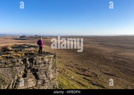 Goldsborough Crag, Baldersdale, Teesdale, County Durham UK.  Mittwoch, 28. Dezember 2016, UK Wetter.  Walker, weit reichende Ansichten und wolkenlosen blauen Himmel über dem Norden Pennine Moors von Nordengland heute Nachmittag zu genießen.  © David Forster/Alamy Live-Nachrichten Stockfoto