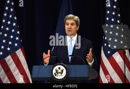 Washington, USA. 28. Dezember 2016. US-Außenminister John Kerry liefert Hinweise auf Frieden im Nahen Osten an das US State Department in Washington, DC, USA, am 28. Dezember 2016. US-Außenminister John Kerry sagte am Mittwoch nur Zweistaaten-Lösung einen gerechten und dauerhaften Frieden zwischen Israelis und Palästinensern erreichen kann. © Yin Bogu/Xinhua/Alamy Live-Nachrichten Stockfoto