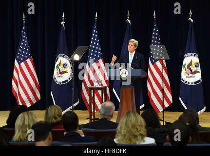 Washington, USA. 28. Dezember 2016. US-Außenminister John Kerry liefert Hinweise auf Frieden im Nahen Osten an das US State Department in Washington, DC, USA, am 28. Dezember 2016. US-Außenminister John Kerry sagte am Mittwoch nur Zweistaaten-Lösung einen gerechten und dauerhaften Frieden zwischen Israelis und Palästinensern erreichen kann. © Yin Bogu/Xinhua/Alamy Live-Nachrichten Stockfoto