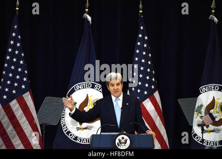 Washington, USA. 28. Dezember 2016. US-Außenminister John Kerry liefert Hinweise auf Frieden im Nahen Osten an das US State Department in Washington, DC, USA, am 28. Dezember 2016. US-Außenminister John Kerry sagte am Mittwoch nur Zweistaaten-Lösung einen gerechten und dauerhaften Frieden zwischen Israelis und Palästinensern erreichen kann. © Yin Bogu/Xinhua/Alamy Live-Nachrichten Stockfoto