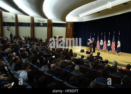 Washington, USA. 28. Dezember 2016. US-Außenminister John Kerry liefert Hinweise auf Frieden im Nahen Osten an das US State Department in Washington, DC, USA, am 28. Dezember 2016. US-Außenminister John Kerry sagte am Mittwoch nur Zweistaaten-Lösung einen gerechten und dauerhaften Frieden zwischen Israelis und Palästinensern erreichen kann. © Yin Bogu/Xinhua/Alamy Live-Nachrichten Stockfoto