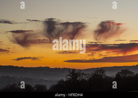 Sonnenuntergang über der Ashdown Forest in Sussex, heute 28. Dezember 2016. Die Kälte brachte eine Show der Wolken zeigen Virga oder "Fallstreaks" als Eis oder Schnee fiel und verdampft als es traf eine wärmere Luftschicht. Bildnachweis: Chris Stevenson/Alamy Live-Nachrichten Stockfoto