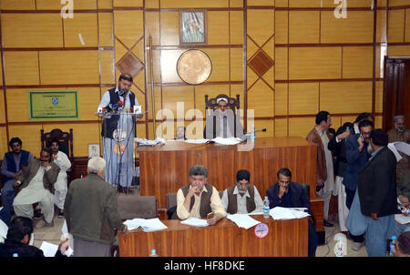 Pakistan. 28. Dezember 2016. Stellvertretender Bürgermeister Muhammad Younus Baloch präsidiert die Metropolitan Corporation Budget Sitzung am Mittwoch, 28. Dezember 2016 in Quetta statt. © Asianet-Pakistan/Alamy Live-Nachrichten Stockfoto