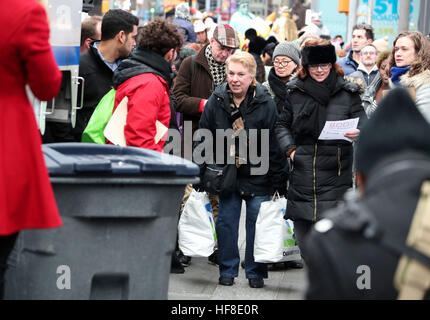 New York, USA. 28. Dezember 2016. Good Riddance-Day Event am Times Square in New York, Vereinigte Staaten, am 28. Dezember 2016 besuchen Menschen. Good Riddance Day ist inspiriert von einer lateinamerikanischen Tradition in der Silvester Feiernden gefüllten Puppen mit Objekten, die schlechte Erinnerungen vor in Brand setzen. Die jährliche Veranstaltung, die hier am Mittwoch stattfand ist öffentlich zugänglich, Join Shred-It keine unangenehmen, peinlichen und geradezu unerwünschten Erinnerungen ab 2016 zu zerstören, den Weg für neue Erinnerungen im Jahr 2017 zu ebnen. © Wang Ying/Xinhua/Alamy Live-Nachrichten Stockfoto