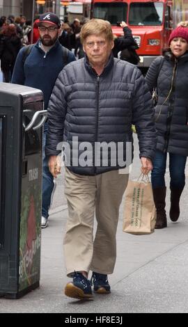 New York, NY, USA. 28. Dezember 2016. Robert Morse, Anreise zum Broadway Matinee von The Front Page am Broadhurst Theater unterwegs für Promi-Schnappschüsse - Mi, New York, NY 28. Dezember 2016. © RCF/Everett Collection/Alamy Live-Nachrichten Stockfoto