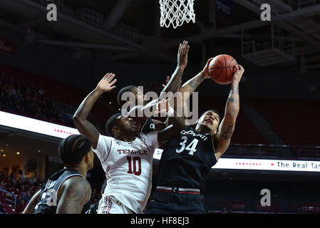 Philadelphia, Pennsylvania, USA. 28. Dezember 2016. Cincinnati Bearcats Wache JARRON CUMBERLAND (34) packt einen Rebound über Temple Owls vorwärts MARK WILLIAMS (10) bei der amerikanischen Athletic Conference-Basketball-Spiel im Liacouras Center in Philadelphia gespielt wird. © Ken Inness/ZUMA Draht/Alamy Live-Nachrichten Stockfoto