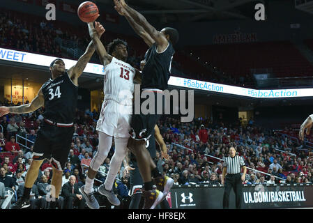 Philadelphia, Pennsylvania, USA. 28. Dezember 2016. Cincinnati Bearcats bewachen JARRON CUMBERLAND (34) Versuche, einen Schuss von Temple Owls Wache QUINTON ROSE (13) blockieren während der amerikanischen Athletic Conference-Basketball-Spiel im Liacouras Center in Philadelphia gespielt wird. © Ken Inness/ZUMA Draht/Alamy Live-Nachrichten Stockfoto