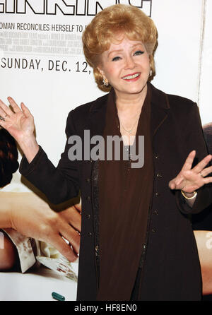 DATEIBILD: HOLLYWOOD, CA, USA. Dezember 2010. 28. Dezember 2016: Debbie Reynolds, die Oscar-nominierte Singin in the Rain, ist die Mutter der verstorbenen Schauspielerin Carrie Fisher. Sie war 84. "Sie wollte bei Carrie sein", sagte ihr Sohn Todd Fisher Variety. Sie wurde am Mittwoch nach einem vermuteten Schlaganfall aus Todd Fisher's Beverly Hills Haus ins Krankenhaus gebracht, einen Tag nach dem Tod ihrer Tochter Carrie Fisher. Dateifoto: 6. Dezember 2010 - Hollywood, Kalifornien - Debbie Reynolds. Stockfoto