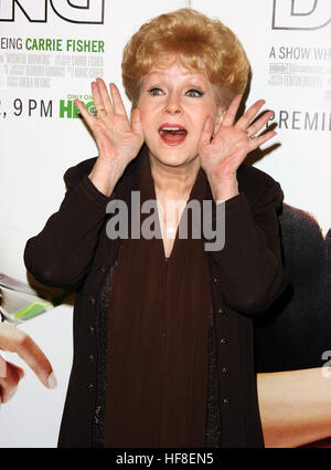 DATEIBILD: HOLLYWOOD, CA, USA. Dezember 2010. 28. Dezember 2016: Debbie Reynolds, die Oscar-nominierte Singin in the Rain, ist die Mutter der verstorbenen Schauspielerin Carrie Fisher. Sie war 84. "Sie wollte bei Carrie sein", sagte ihr Sohn Todd Fisher Variety. Sie wurde am Mittwoch nach einem vermuteten Schlaganfall aus Todd Fisher's Beverly Hills Haus ins Krankenhaus gebracht, einen Tag nach dem Tod ihrer Tochter Carrie Fisher. Dateifoto: 6. Dezember 2010 - Hollywood, Kalifornien - Debbie Reynolds. Stockfoto