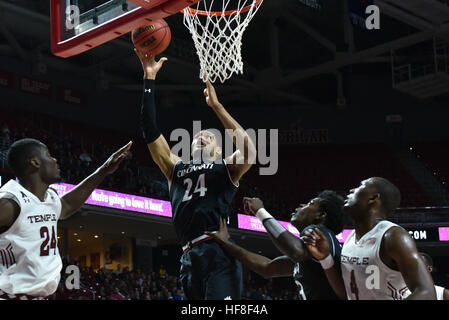 Philadelphia, Pennsylvania, USA. 28. Dezember 2016. Cincinnati Bearcats legt nach vorne KYLE WASHINGTON (24), ein Schuss über Temple Owls zentrieren ERNEST AFLAKPUI (24) bei der amerikanischen Athletic Conference-Basketball-Spiel im Liacouras Center in Philadelphia gespielt wird. Die Bearcats schlagen die Eulen 56-50 in der AAC-Opener für beide Teams. © Ken Inness/ZUMA Draht/Alamy Live-Nachrichten Stockfoto