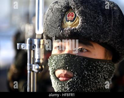 Mohe, Mohe, China. 29. Dezember 2016. Die Nationalflagge wachen hat bei Kälte von minus 34 Grad Celsius in Mohe, Nordost-China Provinz Heilongjiang, 29. Dezember 2016 am Training teilnehmen. Die Nationalflagge Wachen nehmen Teil in der nationalen Flagge, die Erhöhung der Zeremonie am ersten Tag des Jahres 17, Kennzeichnung der frühesten Sonnenschein in das nördlichste Dorf. © SIPA Asien/ZUMA Draht/Alamy Live-Nachrichten Stockfoto