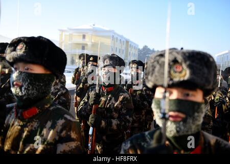 Mohe, Mohe, China. 29. Dezember 2016. Die Nationalflagge wachen hat bei Kälte von minus 34 Grad Celsius in Mohe, Nordost-China Provinz Heilongjiang, 29. Dezember 2016 am Training teilnehmen. Die Nationalflagge Wachen nehmen Teil in der nationalen Flagge, die Erhöhung der Zeremonie am ersten Tag des Jahres 17, Kennzeichnung der frühesten Sonnenschein in das nördlichste Dorf. © SIPA Asien/ZUMA Draht/Alamy Live-Nachrichten Stockfoto