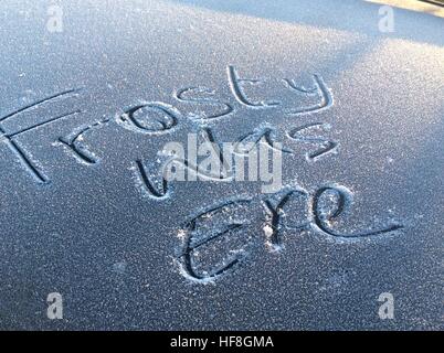 Frosty war eh Zeichen geschrieben am Auto Frost bedeckt. Stockfoto