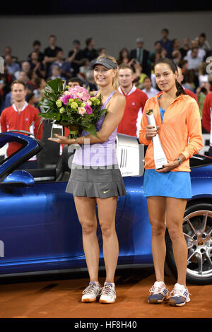 Stuttgart, Deutschland. 27. April 2014. Maria Sharapova Auch Marija Jurjewna Scharapowa (RUS) Caspers Den Grand Prix Zum Dritten Mal Hintereinander Vor Siegerfahrzeug Auto Porsche 911 Targa 4 s Mit Ana Ivanovic (SRB) (Rechts) Finale Einzel Tennis Damen 27.04.2014 Porsche Tennis Grand Prix Stuttgart 2014 Porsche-Arena 19.04.-27.04.2014 Foto: Eibner | Nutzung weltweit/Picture Alliance © Dpa/Alamy Live-Nachrichten Stockfoto