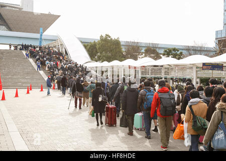 Tokio, Japan. 29. Dezember 2016. Besucher Line-up zur Comic Markt 91 (Comiket) Veranstaltung in Tokyo Big Sight am 29. Dezember 2016, Tokio, Japan. Manga und Anime-Fans kamen in den frühen Morgenstunden am Eröffnungstag der lange 3-Tages-Veranstaltung. Zweimal jährlich im August und Dezember stattfinden, hat der Comiket Spiel, Manga, Anime und Cosplay Kultur seit seiner Gründung im Jahr 1975 propagiert. © Rodrigo Reyes Marin/AFLO/Alamy Live-Nachrichten Stockfoto