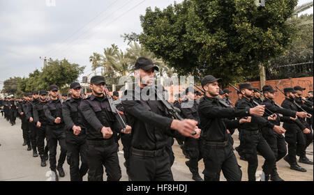 Gaza, genannt Operation "Gegossenes Blei" in Gaza-Stadt. 28. Dezember 2016. Palästinensische Sicherheitskräfte halten ihre Waffen während einer Militärparade zum 8. Jahrestag des israelischen Angriffs auf Gaza-Streifen im Jahr 2009, die Operation Gegossenes Blei in Gaza-Stadt, aufgerufen am 28. Dezember 2016. © Wissam Nassar/Xinhua/Alamy Live-Nachrichten Stockfoto