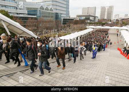 Tokio, Japan. 29. Dezember 2016. Besucher Line-up zur Comic Markt 91 (Comiket) Veranstaltung in Tokyo Big Sight am 29. Dezember 2016, Tokio, Japan. Manga und Anime-Fans kamen in den frühen Morgenstunden am Eröffnungstag der lange 3-Tages-Veranstaltung. Zweimal jährlich im August und Dezember stattfinden, hat der Comiket Spiel, Manga, Anime und Cosplay Kultur seit seiner Gründung im Jahr 1975 propagiert. © Rodrigo Reyes Marin/AFLO/Alamy Live-Nachrichten Stockfoto