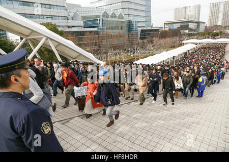 Tokio, Japan. 29. Dezember 2016. Besucher Line-up zur Comic Markt 91 (Comiket) Veranstaltung in Tokyo Big Sight am 29. Dezember 2016, Tokio, Japan. Manga und Anime-Fans kamen in den frühen Morgenstunden am Eröffnungstag der lange 3-Tages-Veranstaltung. Zweimal jährlich im August und Dezember stattfinden, hat der Comiket Spiel, Manga, Anime und Cosplay Kultur seit seiner Gründung im Jahr 1975 propagiert. © Rodrigo Reyes Marin/AFLO/Alamy Live-Nachrichten Stockfoto