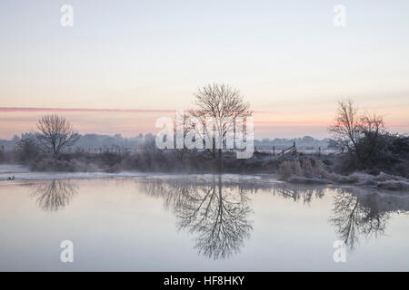 Wimborne, England. 29. Dezember 2016. Am frühen Morgennebel erhebt sich über dem Fluss Stour nahe Wimborne, Dorset. Wimborne Minster können in der Ferne gesehen werden. Bildnachweis: Eva Worobiec/Alamy Live-Nachrichten Stockfoto