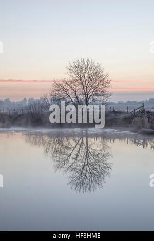 Wimborne, England. 29. Dezember 2016. Am frühen Morgennebel erhebt sich über dem Fluss Stour nahe Wimborne, Dorset. Wimborne Minster können in der Ferne gesehen werden. Bildnachweis: Eva Worobiec/Alamy Live-Nachrichten Stockfoto