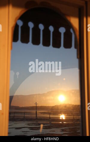 Bangor Pier, Wales, UK. 28. Dezember 2016. Herrliche Wintersonne auf Bangor Pier an der Menai Straits in North Wales Credit: Gari Wyn Williams/Alamy Live News Stockfoto