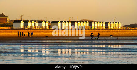 Golden Sunset, Lytham, Lancashire. UK WETTER: 29. Dez 2016. Urlauber machen Sie das Beste aus der sonnigen Wetter über Lancashire, wie die Einstellung, die untergehende Sonne leuchtet die weiße Strand Hütten auf Lytham St. Annes Strandpromenade. CREDIT: cernan Elias/Alamy leben Nachrichten Stockfoto