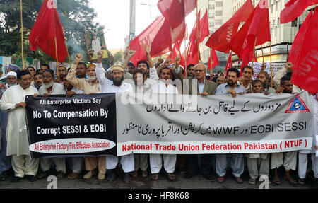 Mitglieder des National Trade Union Federation of Pakistan halten Protestdemonstration gegen die Korruption, während Kundgebung in Karachi auf Donnerstag, 29. Dezember 2016. Stockfoto