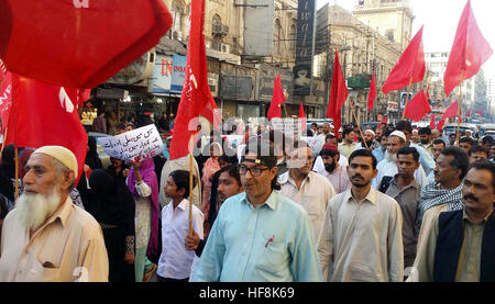 Mitglieder des National Trade Union Federation of Pakistan halten Protestdemonstration gegen die Korruption, während Kundgebung in Karachi auf Donnerstag, 29. Dezember 2016. Stockfoto