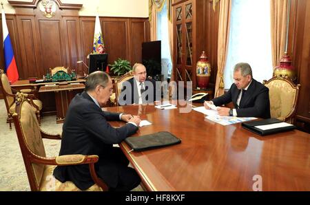 Moskau, Russland. 29. Dezember 2016. Der russische Präsident Vladimir Putin hält ein Treffen mit Außenminister Sergej Lawrow, links, und Verteidigungsminister Sergei Shoigu, rechts, nach Syrien im Kreml in Moskau 29. Dezember 2016 diskutieren. Bildnachweis: Planetpix/Alamy Live-Nachrichten Stockfoto