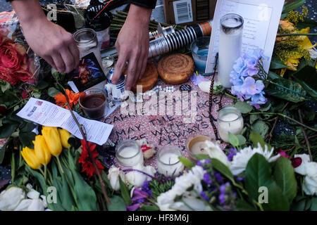 Los Angeles, USA. 29. Dezember 2016. Blumen und Kerzen Surround eine improvisierte Gedenkstätte auf einem leeren Hollywood Walk of Fame Stern von erstellt fans des späten Schauspielerin und Autorin Carrie Fisher in Los Angeles, Kalifornien, USA, am 29. Dezember 2016. Hollywood-Star Debbie Reynolds von Schlaganfällen starb am Mittwoch im Alter von 84, einen Tag nach dem Tod ihrer Tochter Carrie Fisher. Carrie Fisher, die Schauspielerin am bekanntesten als Prinzessin Leia in der "Star Wars"-Film-Franchise, starb im Alter von 60 Jahren am Dienstagmorgen nach einem Herzinfarkt auf einen Flug am vergangenen Freitag. © Zhao Hanrong/Xinhua/Alamy Live-Nachrichten Stockfoto