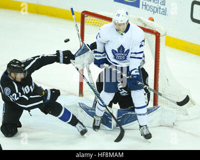 Tampa, Florida, USA. 29. Dezember 2016. Tampa Bay Lightning Verteidiger ANDREJ SUSTR (62) blockt einen Schuss auf das Tor als Toronto Maple Leafs linken Flügel sieht JAMES VAN RIEMSDYK(25) in der ersten Zeit Donnerstag auf. © Chris Urso/Tampa Bay Times / ZUMA Draht/Alamy Live News Stockfoto