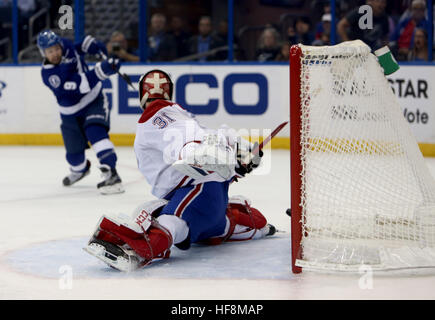 Tampa, Florida, USA. 29. Dezember 2016. Montreal Canadiens Goalie CAREY PRICE (31) ist von Tampa Bay Lightning Center TYLER JOHNSON (9) während der ersten Periode des Mittwoch Spiel zwischen den Tampa Bay Lightning und den Montréal Canadiens in der Amalie Arena in Tampa geschlagen. © Douglas R. Clifford/Tampa Bucht Mal / ZUMA Draht/Alamy Live News Stockfoto