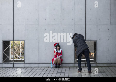 Tokio, Japan. 29. Dezember 2016. Ein Cosplayer bekommt ihr Foto während Comiket in Tokio. Comiket, kurz für Comic-Markt ist eine Veranstaltung für die Liebhaber der japanischen Anime, Manga und Gaming. © Alessandro Di Ciommo/ZUMA Draht/Alamy Live-Nachrichten Stockfoto