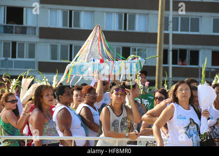 Rio De Janeiro, Brasilien. 29. Dezember 2016. Anhänger der Umbanda und Candomblé feiern Iemanjá, Orixá bekannt als Königin des Meeres. In der Tradition der brasilianischen Religionen afrikanischen Hue Opfergaben Anhänger bitten für ein erfolgreiches neues Jahr. Die Iemanjá Party von Mercadão de Madureira nimmt ein Bild von etwa 2 Meter hoch durch die Straßen der Stadt in offenen Wagen. Das Bild lässt die Mercadão Madureira und geht bis Copacabana, wo gibt es eine Reihe von religiösen Feiern der Umbanda und Candomblé. Bildnachweis: Luiz Souza/Alamy Live-Nachrichten Stockfoto