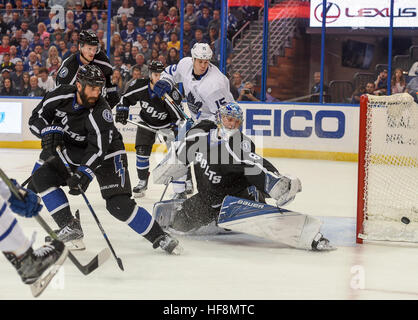 Tampa, Florida, USA. 29. Dezember 2016. CHRIS URSO | Times.Tampa Bay Lightning Goalie Andrei Vasilevskiy (88) Uhren, als er einen Schuss auf das Tor in der zweiten Periode Donnerstag, 29. Dezember 2016 gegen die Toronto Maple Leafs in Tampa blockiert. © Chris Urso/Tampa Bay Times / ZUMA Draht/Alamy Live News Stockfoto