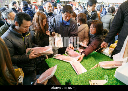 Menschen-Shop entlang der Straße von Ameyoko Bezirk in der Nähe von Bahnhof Ueno am 30. Dezember 2016, Tokio, Japan. Ameya Yokocho (Ameyoko) ist eine schmale Einkaufsstraße mit mehr als 500 Händler wo sammeln zum Jahresende Shopper, um traditionelles Essen für das Neujahrsfest (so genannte Osechi-Ryori) zu kaufen. © Rodrigo Reyes Marin/AFLO/Alamy Live-Nachrichten Stockfoto