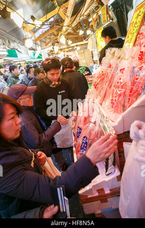 Menschen-Shop entlang der Straße von Ameyoko Bezirk in der Nähe von Bahnhof Ueno am 30. Dezember 2016, Tokio, Japan. Ameya Yokocho (Ameyoko) ist eine schmale Einkaufsstraße mit mehr als 500 Händler wo sammeln zum Jahresende Shopper, um traditionelles Essen für das Neujahrsfest (so genannte Osechi-Ryori) zu kaufen. © Rodrigo Reyes Marin/AFLO/Alamy Live-Nachrichten Stockfoto