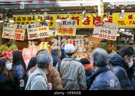 Menschen-Shop entlang der Straße von Ameyoko Bezirk in der Nähe von Bahnhof Ueno am 30. Dezember 2016, Tokio, Japan. Ameya Yokocho (Ameyoko) ist eine schmale Einkaufsstraße mit mehr als 500 Händler wo sammeln zum Jahresende Shopper, um traditionelles Essen für das Neujahrsfest (so genannte Osechi-Ryori) zu kaufen. © Rodrigo Reyes Marin/AFLO/Alamy Live-Nachrichten Stockfoto