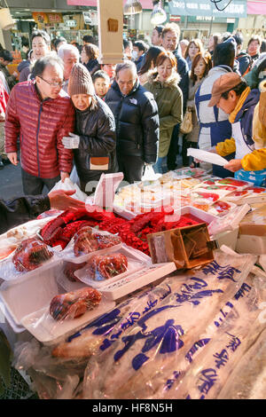 Menschen-Shop entlang der Straße von Ameyoko Bezirk in der Nähe von Bahnhof Ueno am 30. Dezember 2016, Tokio, Japan. Ameya Yokocho (Ameyoko) ist eine schmale Einkaufsstraße mit mehr als 500 Händler wo sammeln zum Jahresende Shopper, um traditionelles Essen für das Neujahrsfest (so genannte Osechi-Ryori) zu kaufen. © Rodrigo Reyes Marin/AFLO/Alamy Live-Nachrichten Stockfoto