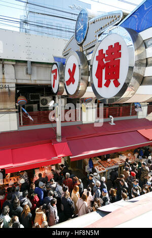 Menschen-Shop entlang der Straße von Ameyoko Bezirk in der Nähe von Bahnhof Ueno am 30. Dezember 2016, Tokio, Japan. Ameya Yokocho (Ameyoko) ist eine schmale Einkaufsstraße mit mehr als 500 Händler wo sammeln zum Jahresende Shopper, um traditionelles Essen für das Neujahrsfest (so genannte Osechi-Ryori) zu kaufen. © Rodrigo Reyes Marin/AFLO/Alamy Live-Nachrichten Stockfoto