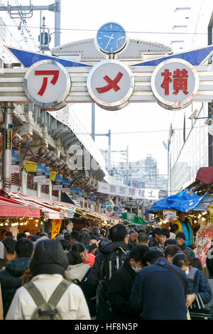 Menschen-Shop entlang der Straße von Ameyoko Bezirk in der Nähe von Bahnhof Ueno am 30. Dezember 2016, Tokio, Japan. Ameya Yokocho (Ameyoko) ist eine schmale Einkaufsstraße mit mehr als 500 Händler wo sammeln zum Jahresende Shopper, um traditionelles Essen für das Neujahrsfest (so genannte Osechi-Ryori) zu kaufen. © Rodrigo Reyes Marin/AFLO/Alamy Live-Nachrichten Stockfoto