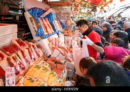 Menschen-Shop entlang der Straße von Ameyoko Bezirk in der Nähe von Bahnhof Ueno am 30. Dezember 2016, Tokio, Japan. Ameya Yokocho (Ameyoko) ist eine schmale Einkaufsstraße mit mehr als 500 Händler wo sammeln zum Jahresende Shopper, um traditionelles Essen für das Neujahrsfest (so genannte Osechi-Ryori) zu kaufen. © Rodrigo Reyes Marin/AFLO/Alamy Live-Nachrichten Stockfoto