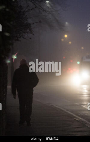 Wimbledon London, UK. 30. Dezember 2016. Ein Fußgänger geht durch dichten eiskalten Nebel in Wimbledon © Amer Ghazzal/Alamy Live-Nachrichten Stockfoto