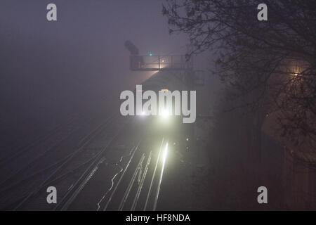 Wimbledon London, UK. 30. Dezember 2016. Eine s-Bahn fährt durch Einfrieren Nebel in Wimbledon © Amer Ghazzal/Alamy Live-Nachrichten Stockfoto