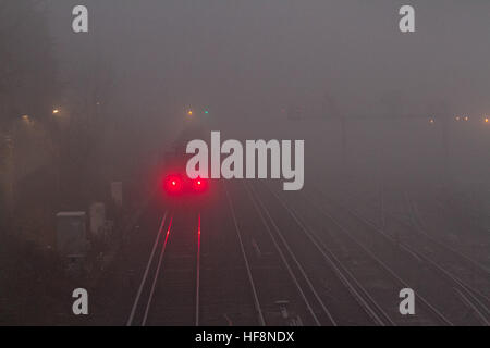 Wimbledon London, UK. 30. Dezember 2016. Eine s-Bahn fährt durch Einfrieren Nebel in Wimbledon © Amer Ghazzal/Alamy Live-Nachrichten Stockfoto