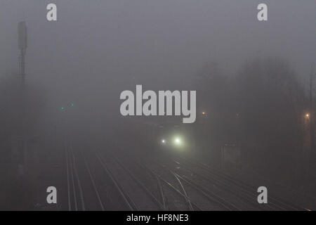 Wimbledon London, UK. 30. Dezember 2016. Eine s-Bahn fährt durch Einfrieren Nebel in Wimbledon © Amer Ghazzal/Alamy Live-Nachrichten Stockfoto