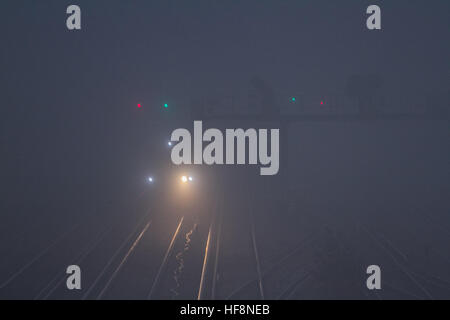 Wimbledon London, UK. 30. Dezember 2016. Eine s-Bahn fährt durch Einfrieren Nebel in Wimbledon © Amer Ghazzal/Alamy Live-Nachrichten Stockfoto