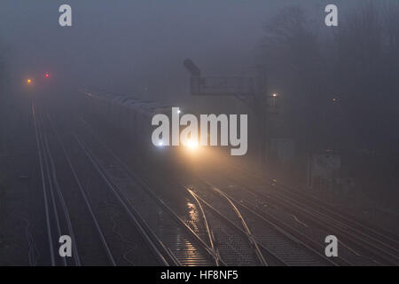 Wimbledon London, UK. 30. Dezember 2016. Eine s-Bahn fährt durch Einfrieren Nebel in Wimbledon © Amer Ghazzal/Alamy Live-Nachrichten Stockfoto