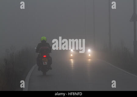 Wimbledon London, UK. 30. Dezember 2016. Autofahrer fahren Sie durch Einfrieren Nebel in Wimbledon © Amer Ghazzal/Alamy Live-Nachrichten Stockfoto